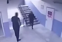 Director empuja a niño autista por escaleras