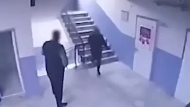 Director empuja a niño autista por escaleras