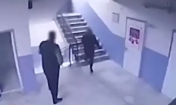 Director empuja a niño autista por escaleras