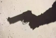 Exnovio de 17 años mata a joven de 18 al regresar a su casa