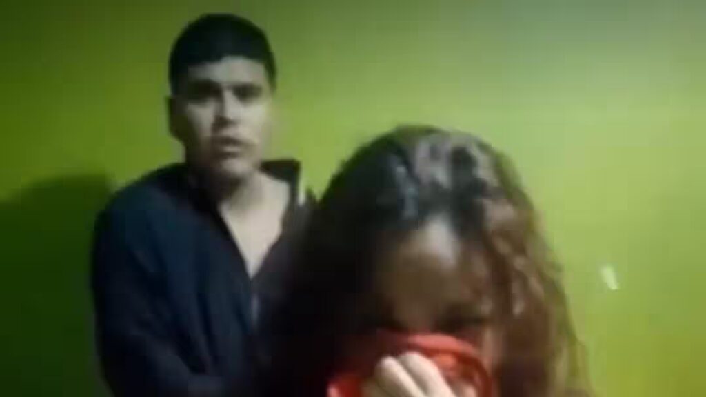 Mujer es sorprendida con repartidor y su esposo la golpea