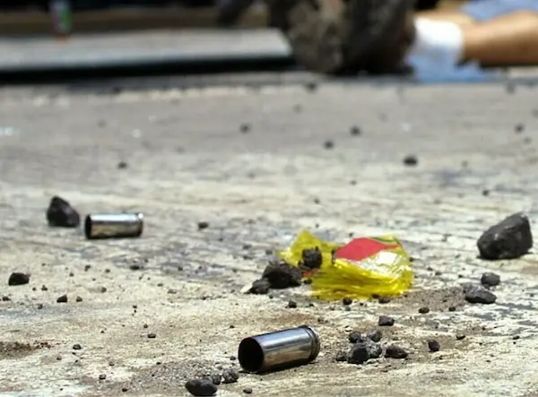 Las huellas de la violencia quedan impregnadas en casquillos e indicios balísticos que, con precisión casi quirúrgica, apagaron vidas.