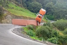 Tráiler se volcó en Alausí y bloqueó la vía hacia Cuenca