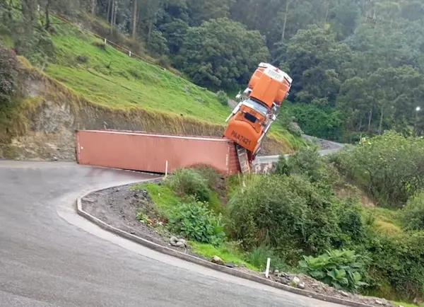 Tráiler se volcó en Alausí y bloqueó la vía hacia Cuenca