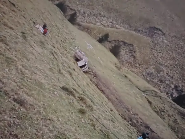 Camión cae al abismo