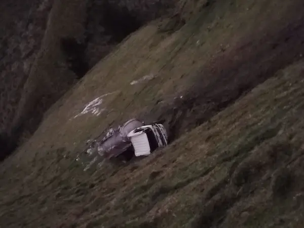 Accidente en la vía Guaranda – Gallo Rumi camión de leche cae a un abismo