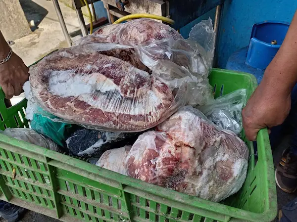 Descubren camal clandestino y planta de oro ilegal en una misma casa