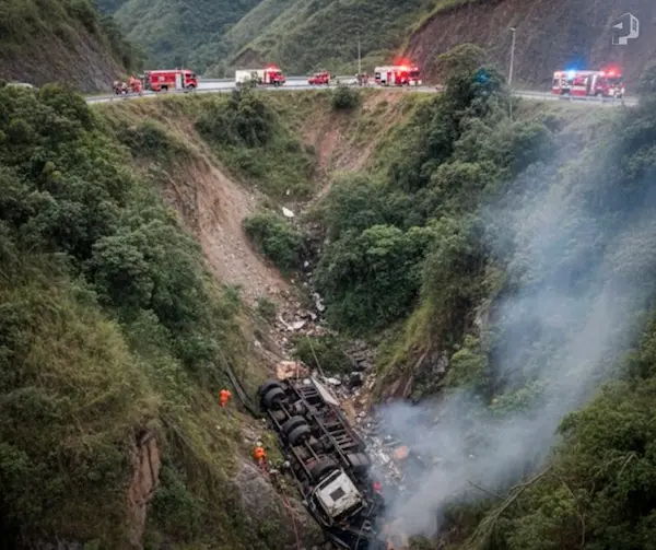 Camión cae al abismo en la vía Riobamba - Pallatanga deja 2 muertos