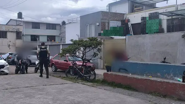 Policía retira a libadores de parques de Riobamba