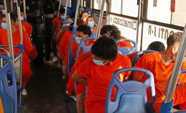 Presos siendo trasladados