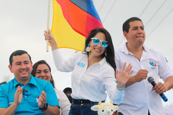 CNE presenta denuncia al binomio correísta González-Arauz 