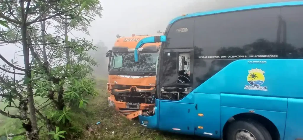 Accidente en la vía Pallatanga deja varios heridos que fueron atendidos inmediatamente