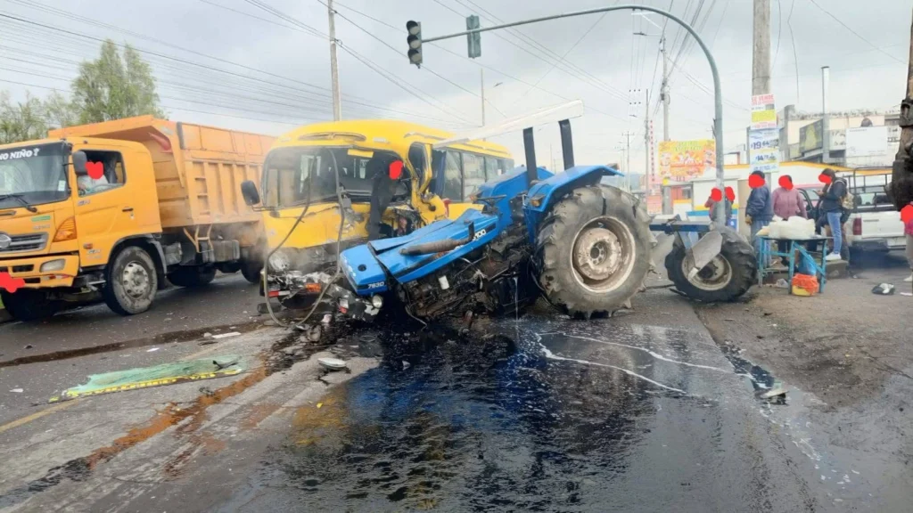 Accidente entre bus y tractor deja 3 heridos en Latacunga.
