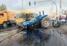 Accidente entre bus y tractor deja 3 heridos en Latacunga.