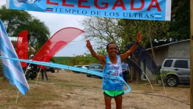 Atleta chimboracense de 64 años se prepara para correr 100km.
