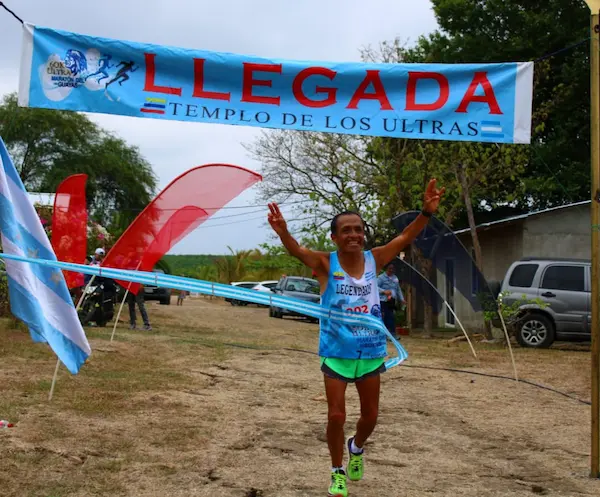 Atleta chimboracense de 64 años se prepara para correr 100km.
