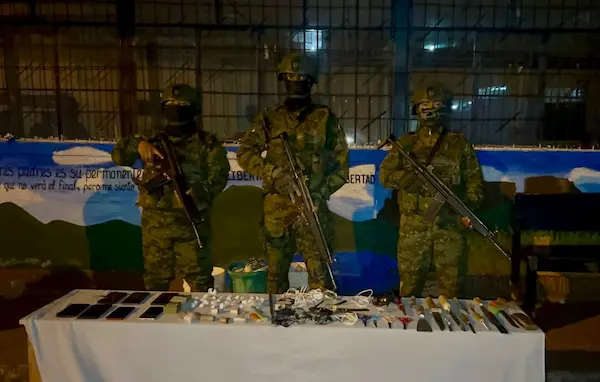 Héroes de la Patria exhibiendo los artículos decomisados en una cárcel