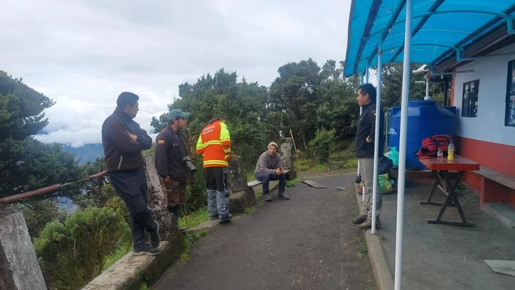 Bomberos buscan a policía desaparecido en volcán Tungurahua.