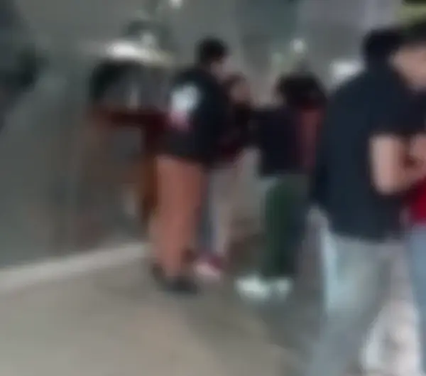 Mujer estaría robando a jovenes en Riobamba