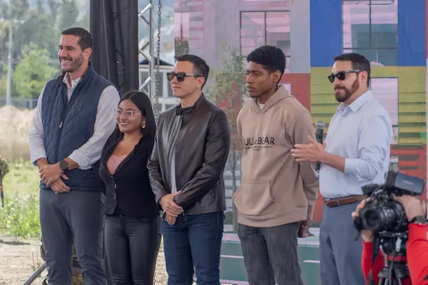 Daniel Noboba junto al ministro Roberto Luque y estudiantes de la Espoch.