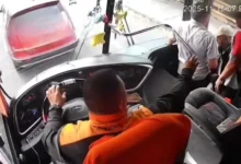 Delincuentes en moto asaltan bus de Trans Caluma en la vía.