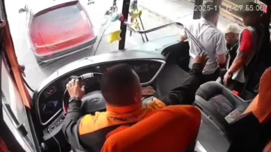 Delincuentes en moto asaltan bus de Trans Caluma en la vía.