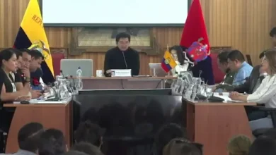 Desfile de la Riobambeñidad: analizan regulación por conflicto entre colegios