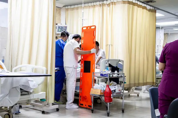 Ecuador recibe USD 250 millones para enfrentar crisis de medicinas y modernizar el IESS