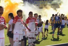 Estudiantes de la Plata realizó histórico pasillo de espaldas.