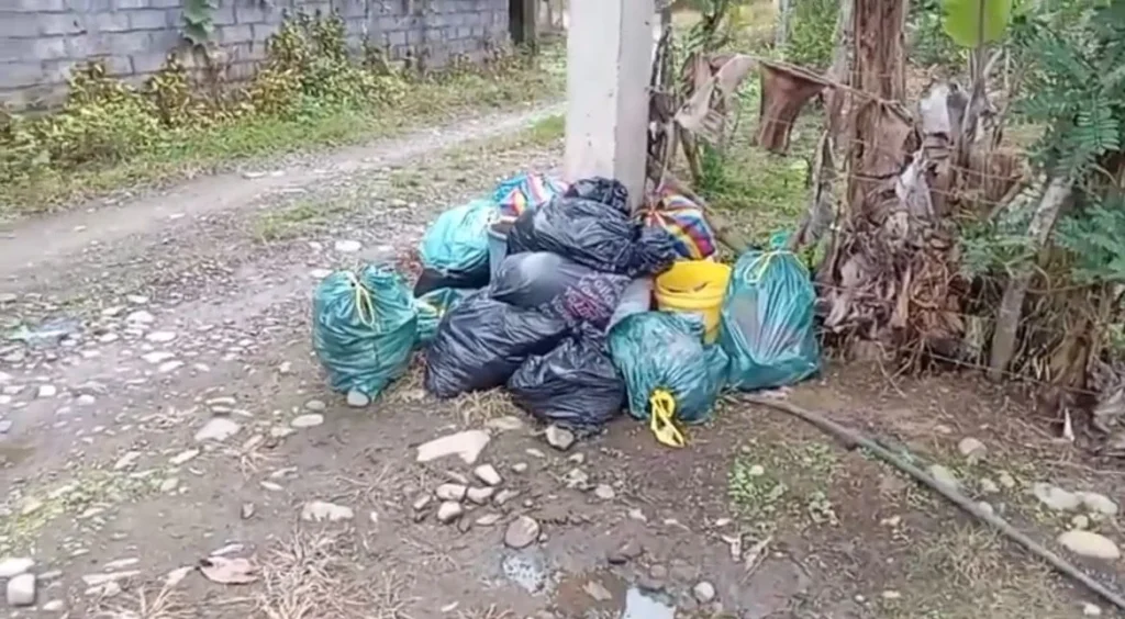 Falta de recolección de basura genera malestar en Caluma.