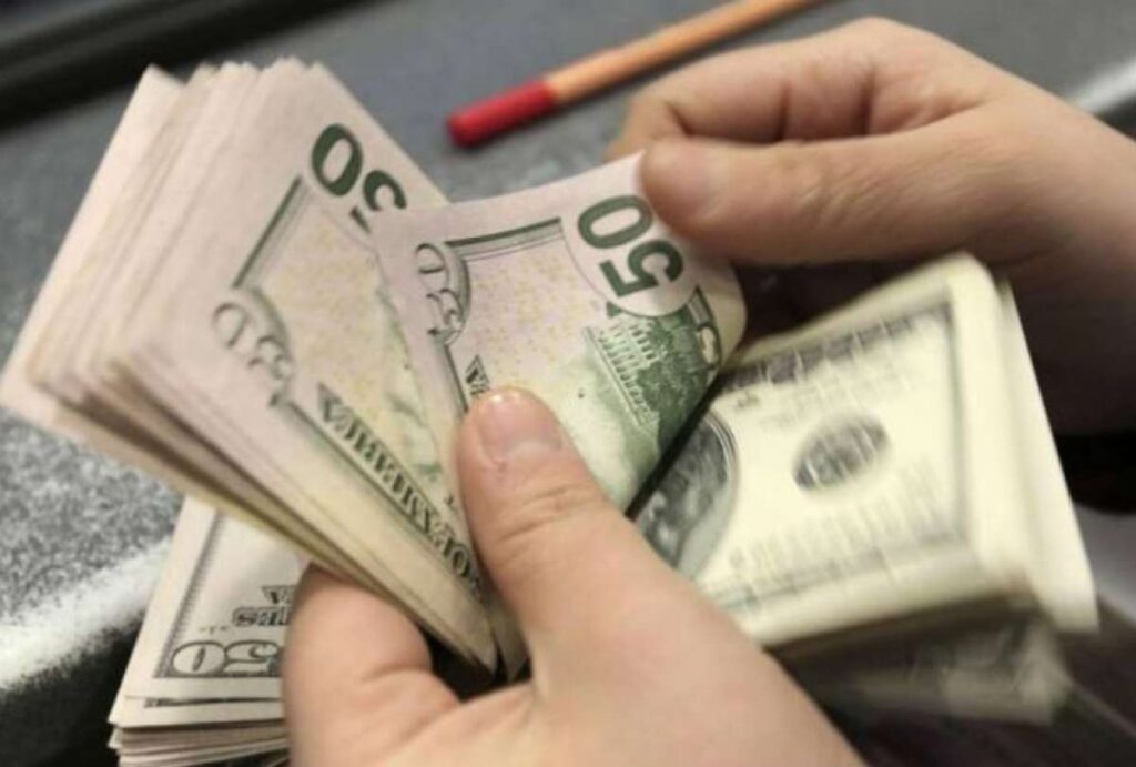 Gobierno adelanta el pago del décimo tercer sueldo en medio de tensiones fiscales