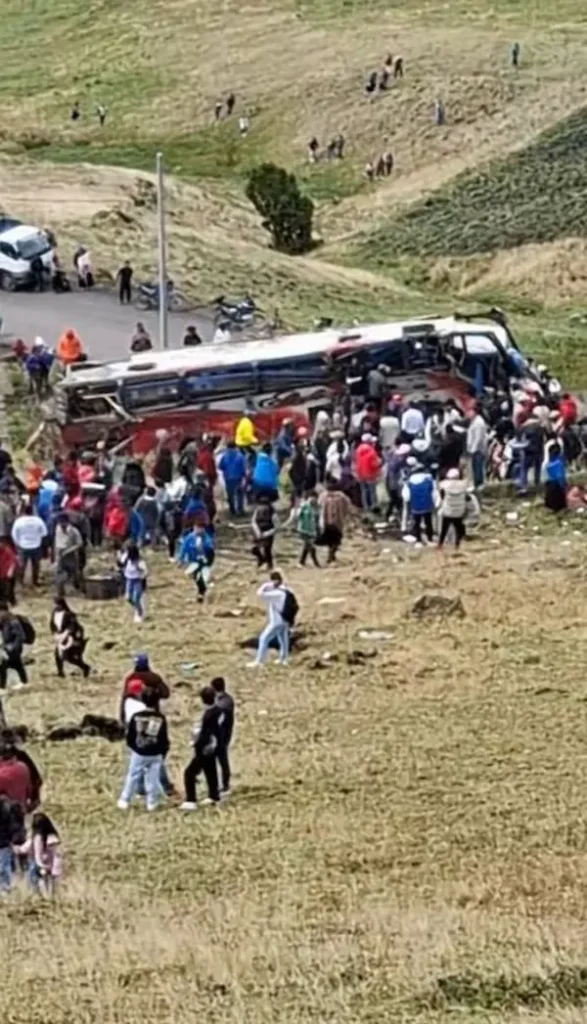Bus se accidenta en la vía Ambato - Guaranda y deja 13 muertos