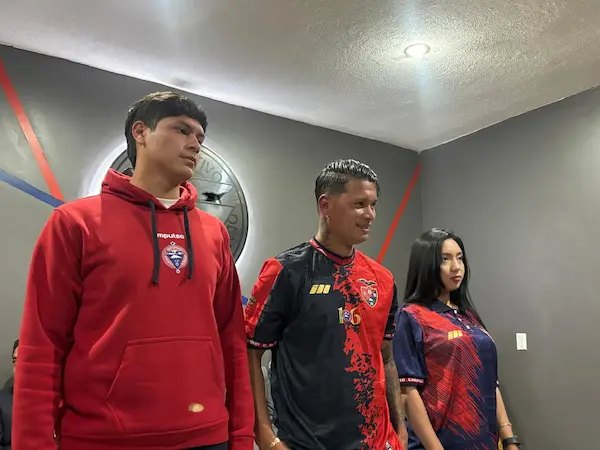 La nueva indumentaria del equipo riobambeño.