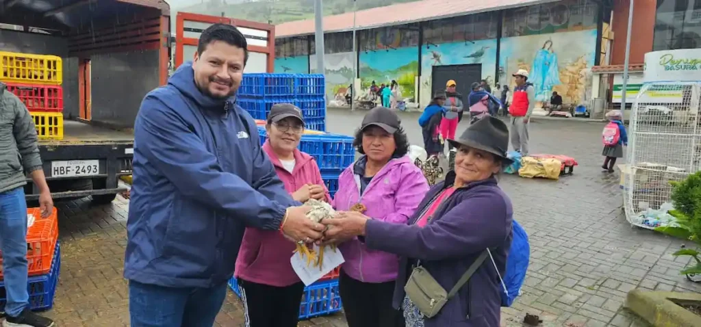 Diego Barba entrega pollos