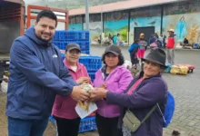 Diego Barba entrega pollos