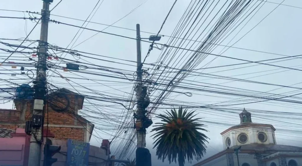 Latacunga avanza en proyecto para soterramiento de cables.