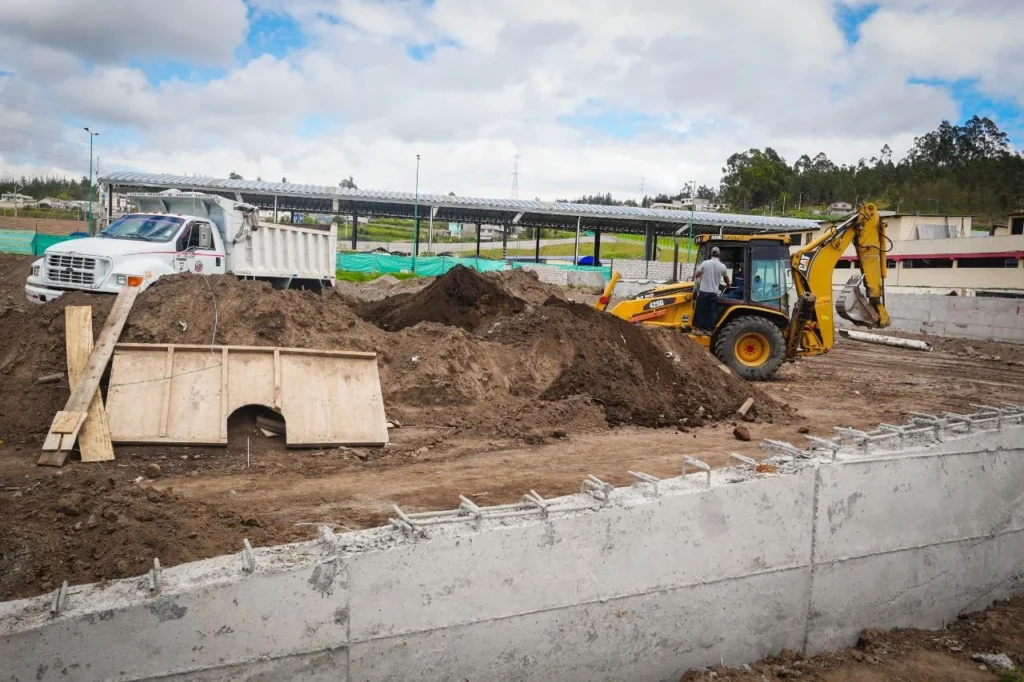 Mejoras del mercado Santa Clara en Ambato con 75% de avance.