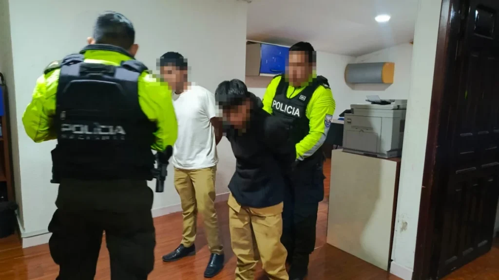 Menores de edad roban en Guano a persona de 83 años en su local