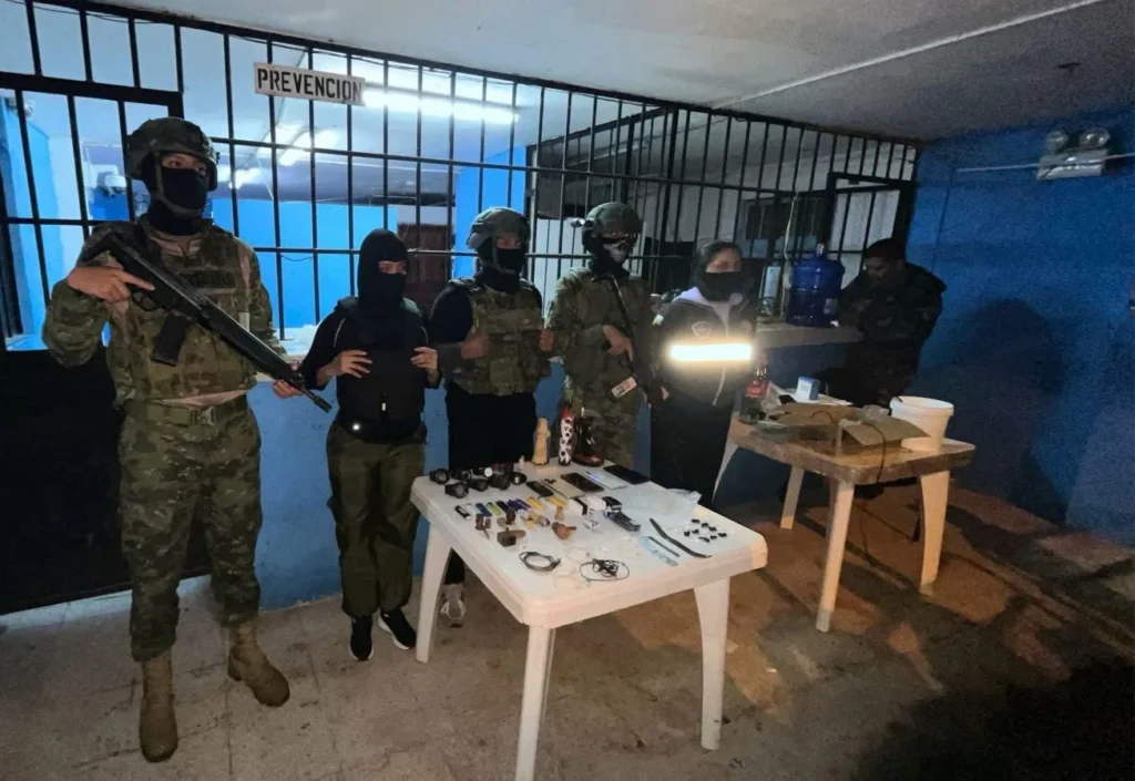 Militares decomisan celulares y armas en cárcel de Morona.