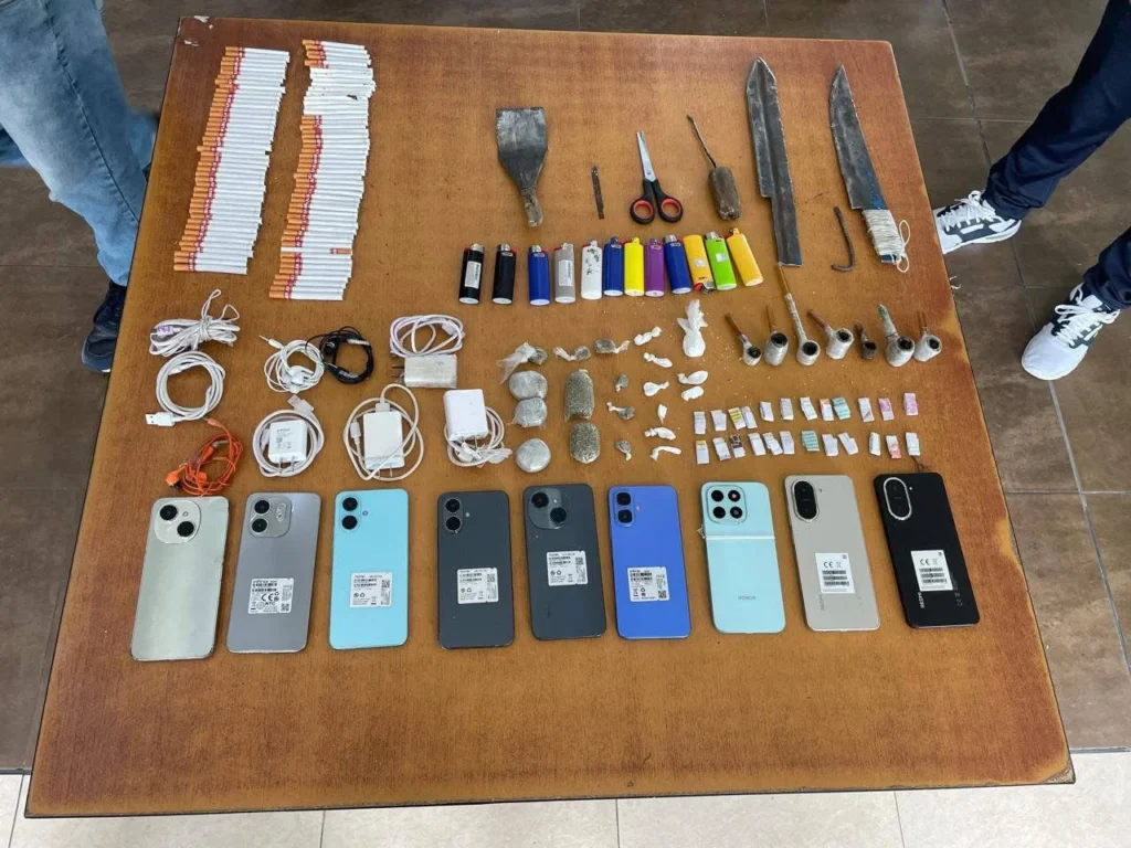 Militares decomisan droga y celulares en cárcel de Cotopaxi.