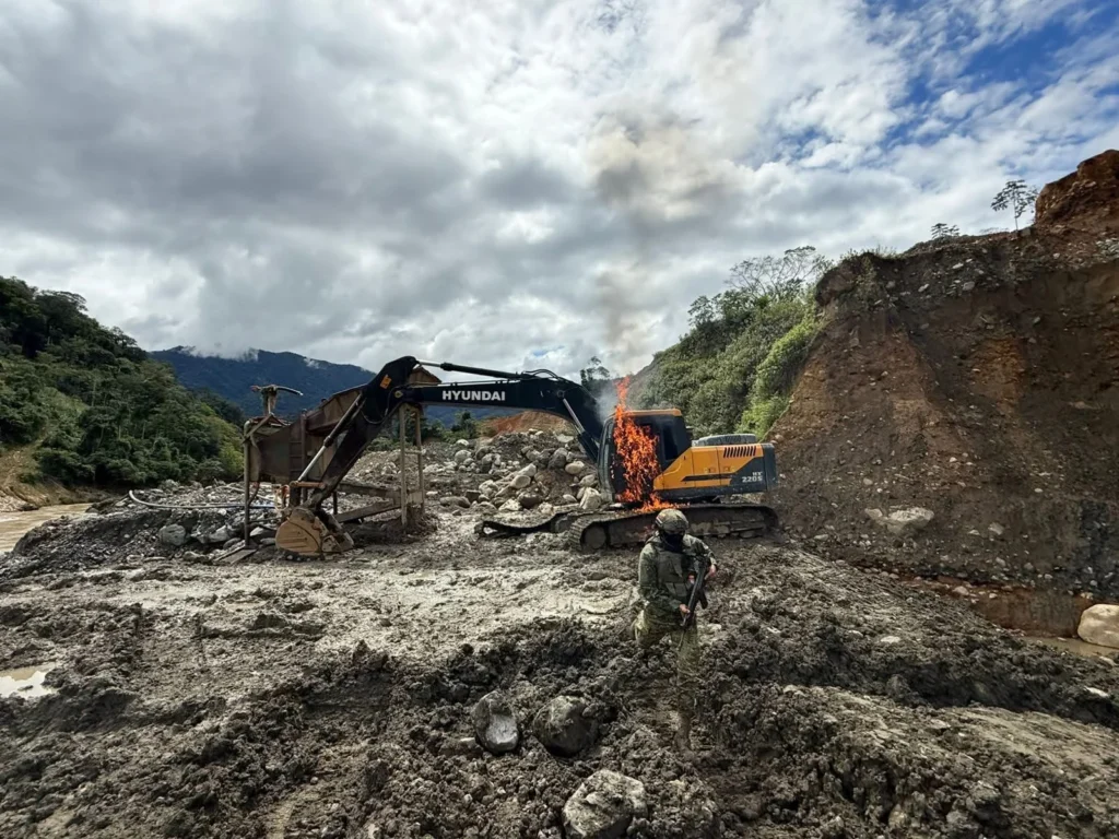 Militares desarticulan campo de minería ilegal en Gualaquiza.