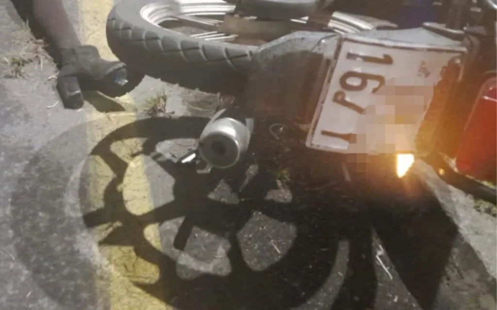 Motociclista muere y mujer herida tras accidente en Ambato.