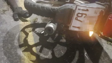 Motociclista muere y mujer herida tras accidente en Ambato.