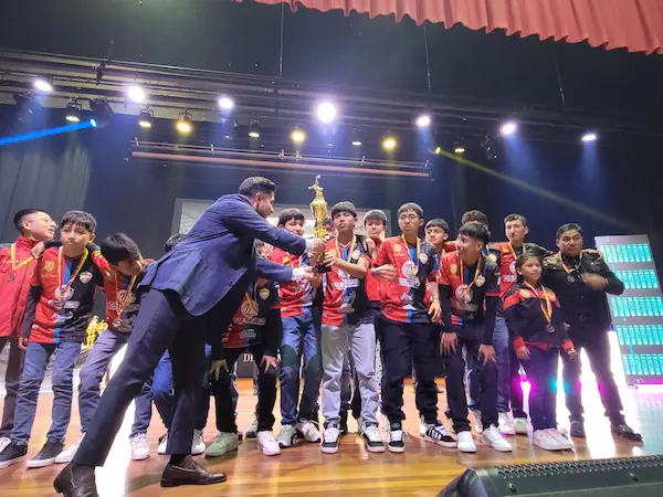 El añorado momento de recibir el cetro que los acredita como los mejores