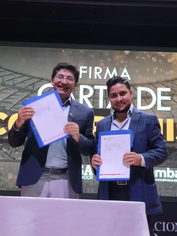 El alcalde de Riobamba, John Vinueza Salinas y Alejandro Lalama, gerente del Grupo La Prensa, suscribieron una carta de intención para que los mejores jugadores del Mundialito asistan a la escuela de fútbol Renato Cesarini en Rosario - Argentina