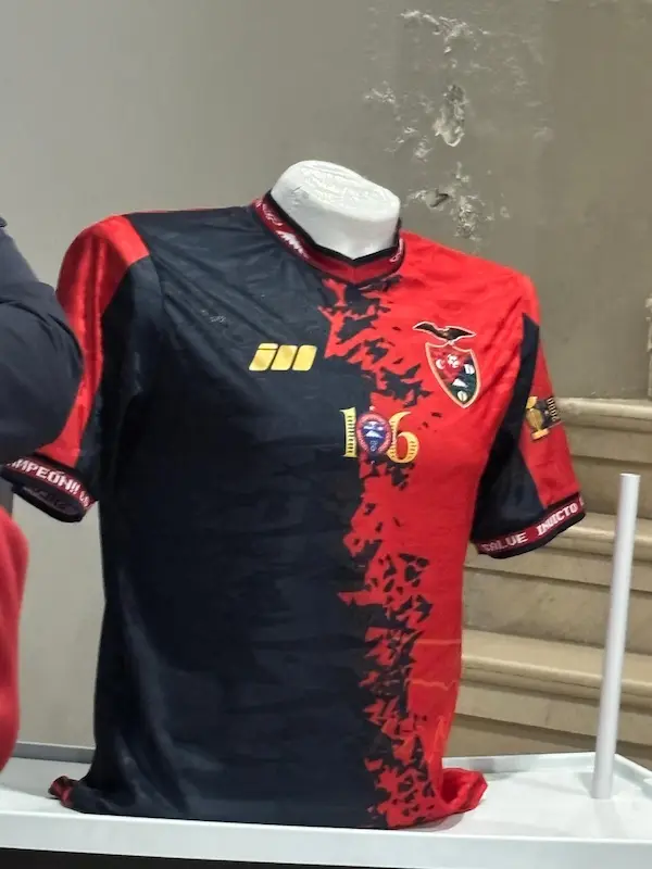 Camiseta por los 106 años del Olmedo.