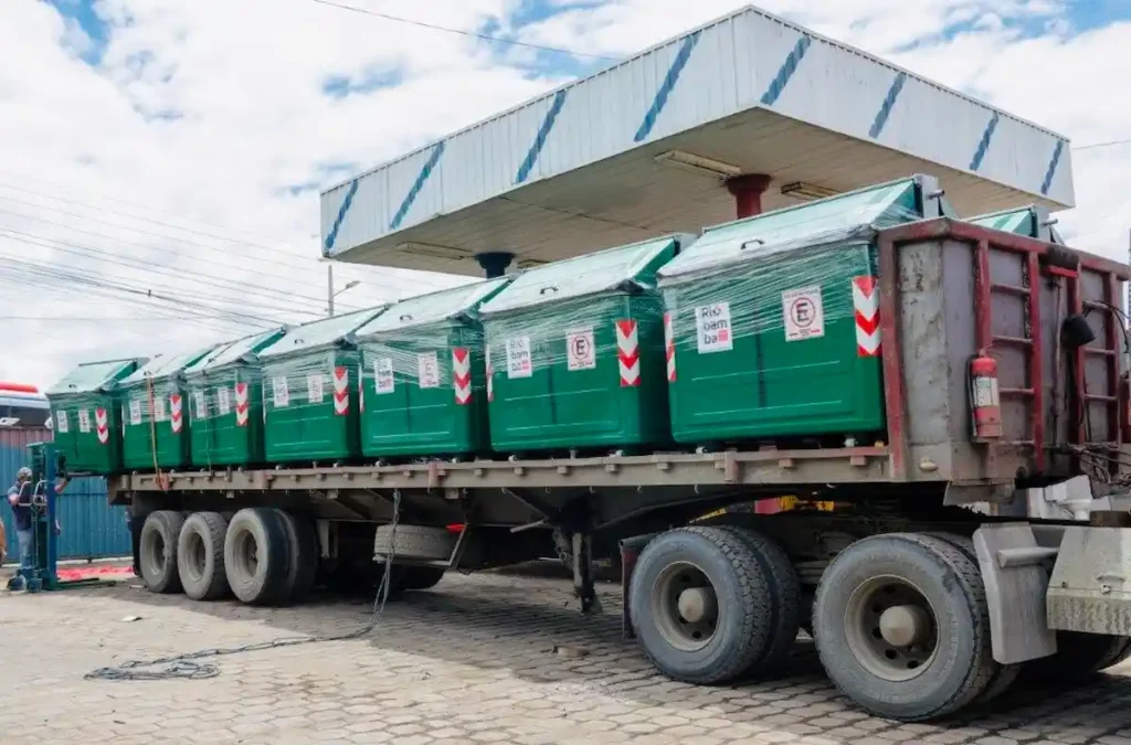 Nuevos contenedores de basura para mejorar el sistema de recolección en Riobamba