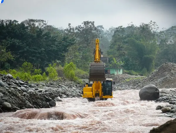 Prefectura de Chimborazo activa el dragado en el río Chimbo.