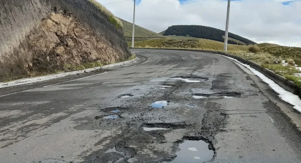 Pujilí denuncian mal estado de la vía Huayrapungo Guangaje.