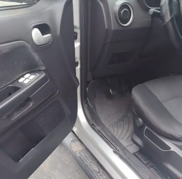 Roban billetera del interior de un vehículo en Riobamba